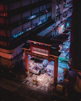 城市环境中传统拱门下灯光夜市的鸟瞰图