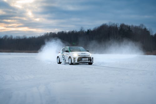 Ilmainen kuvapankkikuva tunnisteilla ajelehtia, ajoneuvo, auto