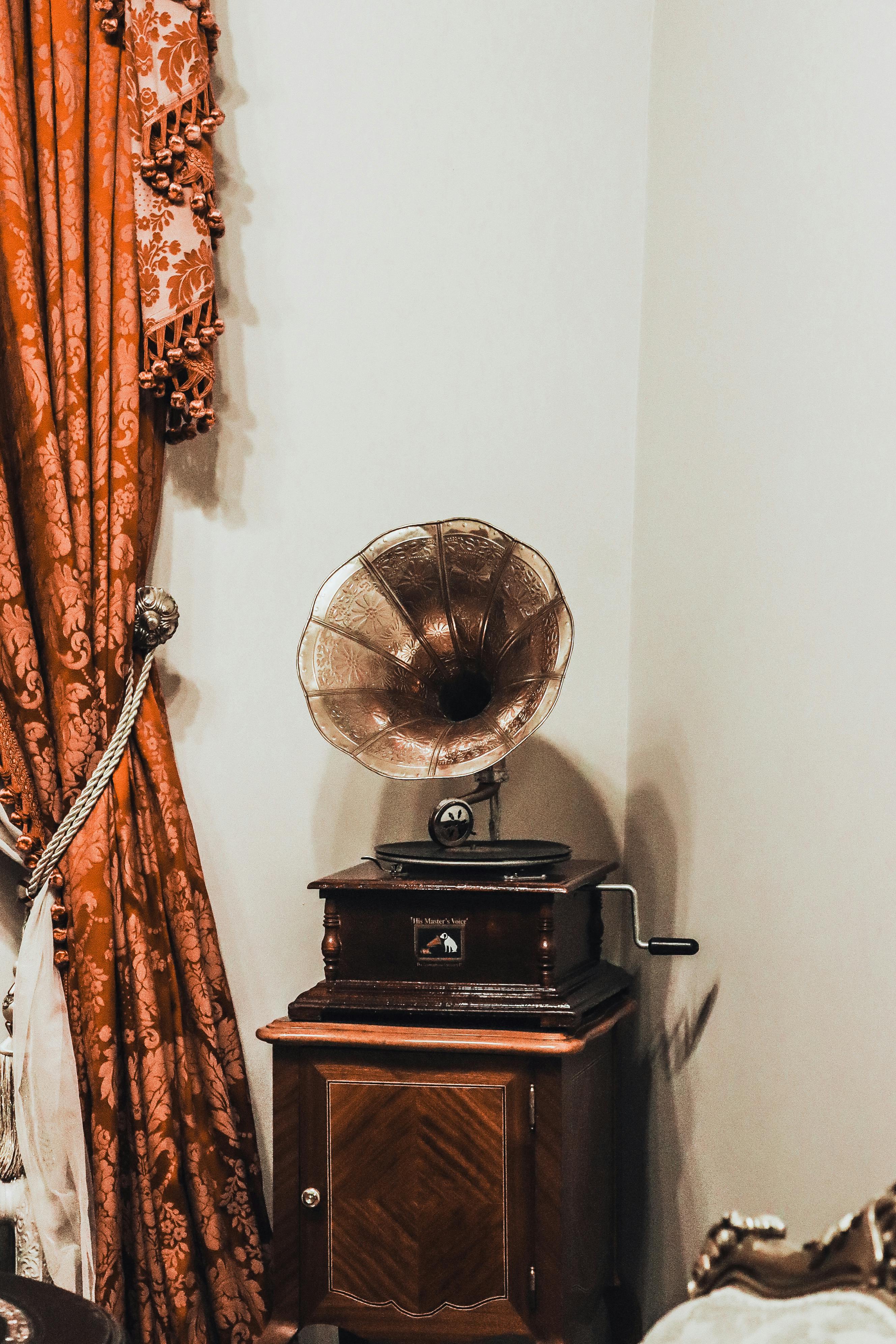 A classic gramophone displayed indoors with elegant decor in Ankara, Türkiye.