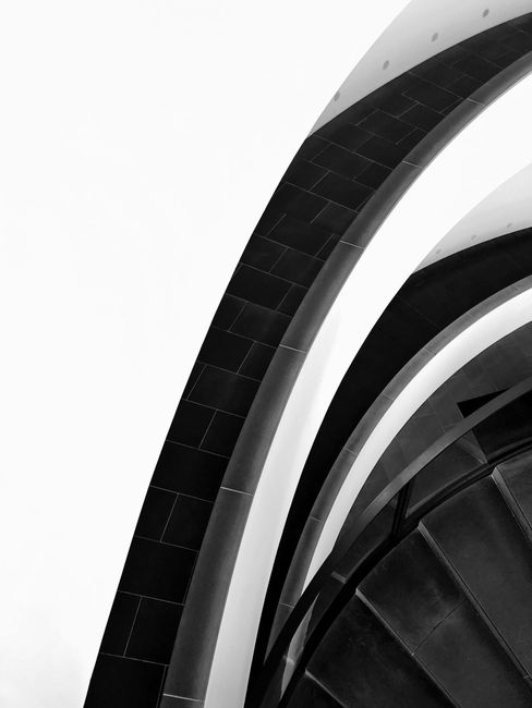 Black and white overhead view of a contemporary spiral staircase in Nürnberg.