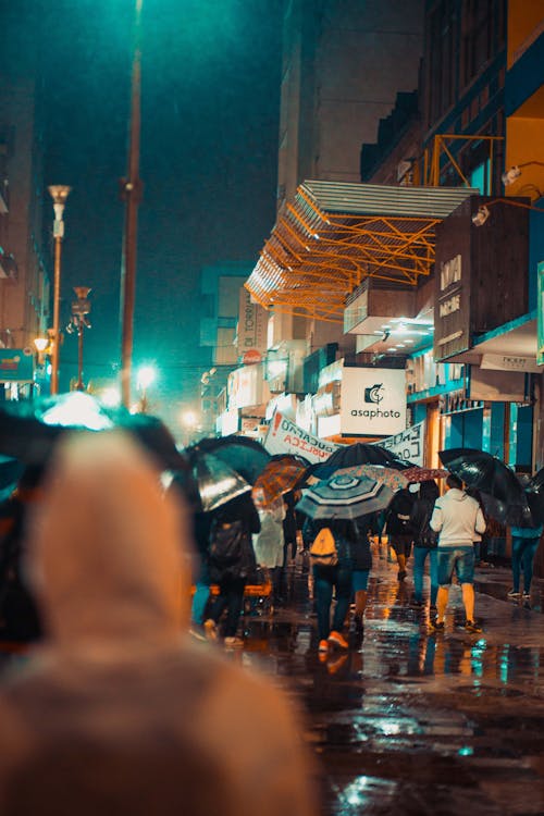 人们拿着雨伞