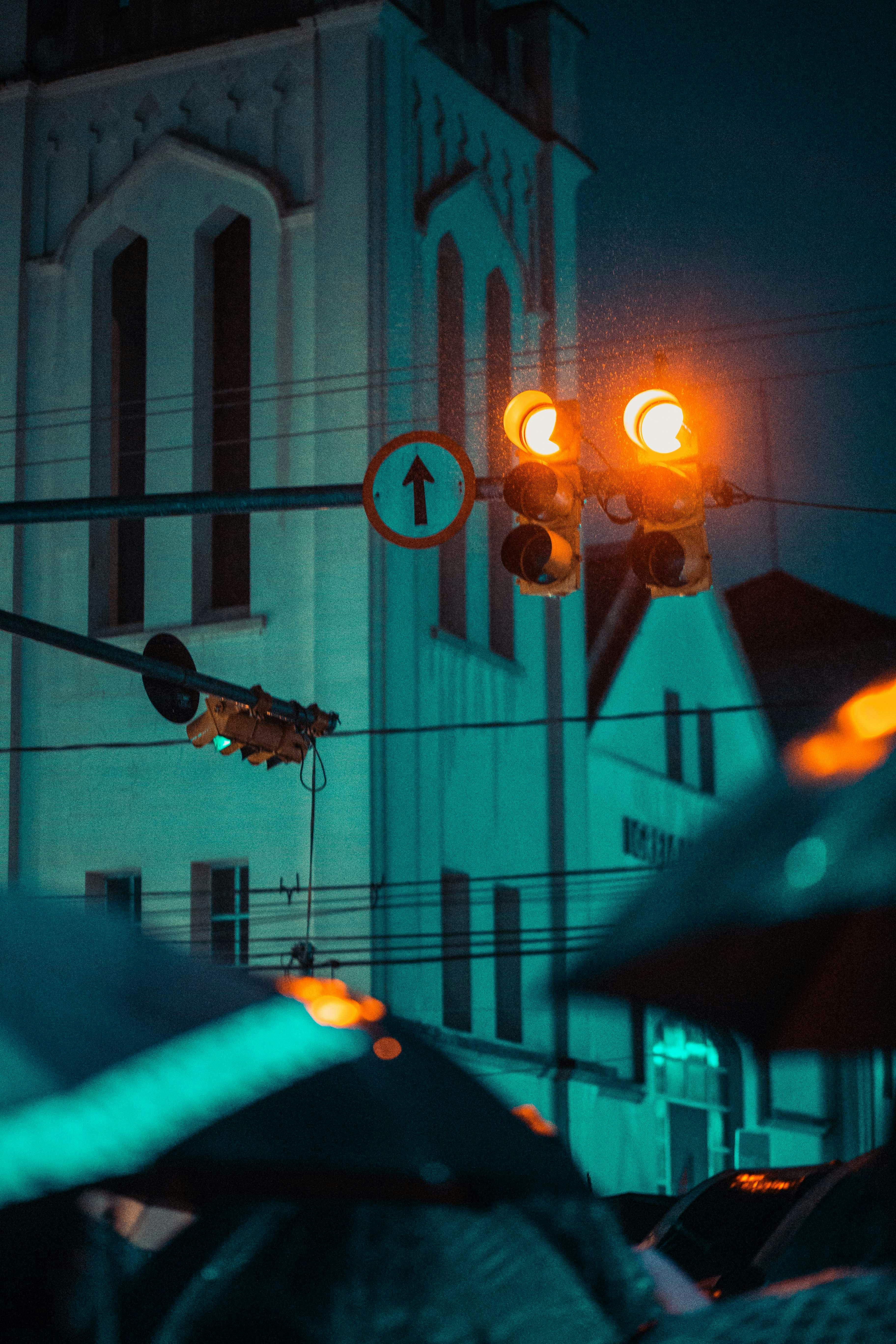 Mời bạn đến khám phá bức ảnh về đèn giao thông đầy màu sắc và sự hiện đại để cảm nhận sự phát triển của thành phố.