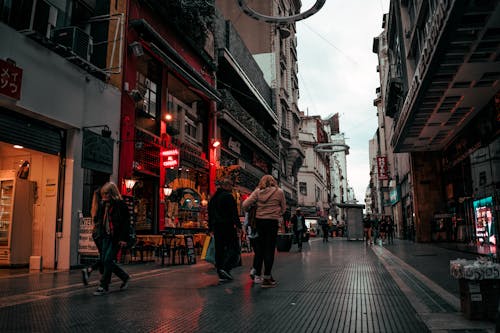 Gratis Gente Caminando Por El Callejón Cerca De Edificios Foto de stock