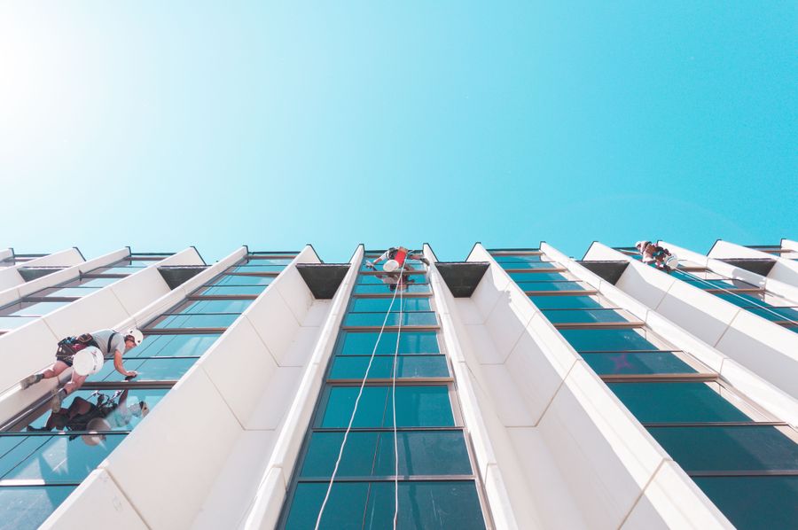 专业团队 - 保洁与物业服务人员工作实景