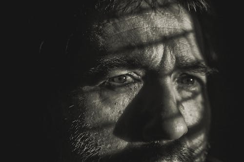 Fotografía En Escala De Grises De La Cara Del Hombre