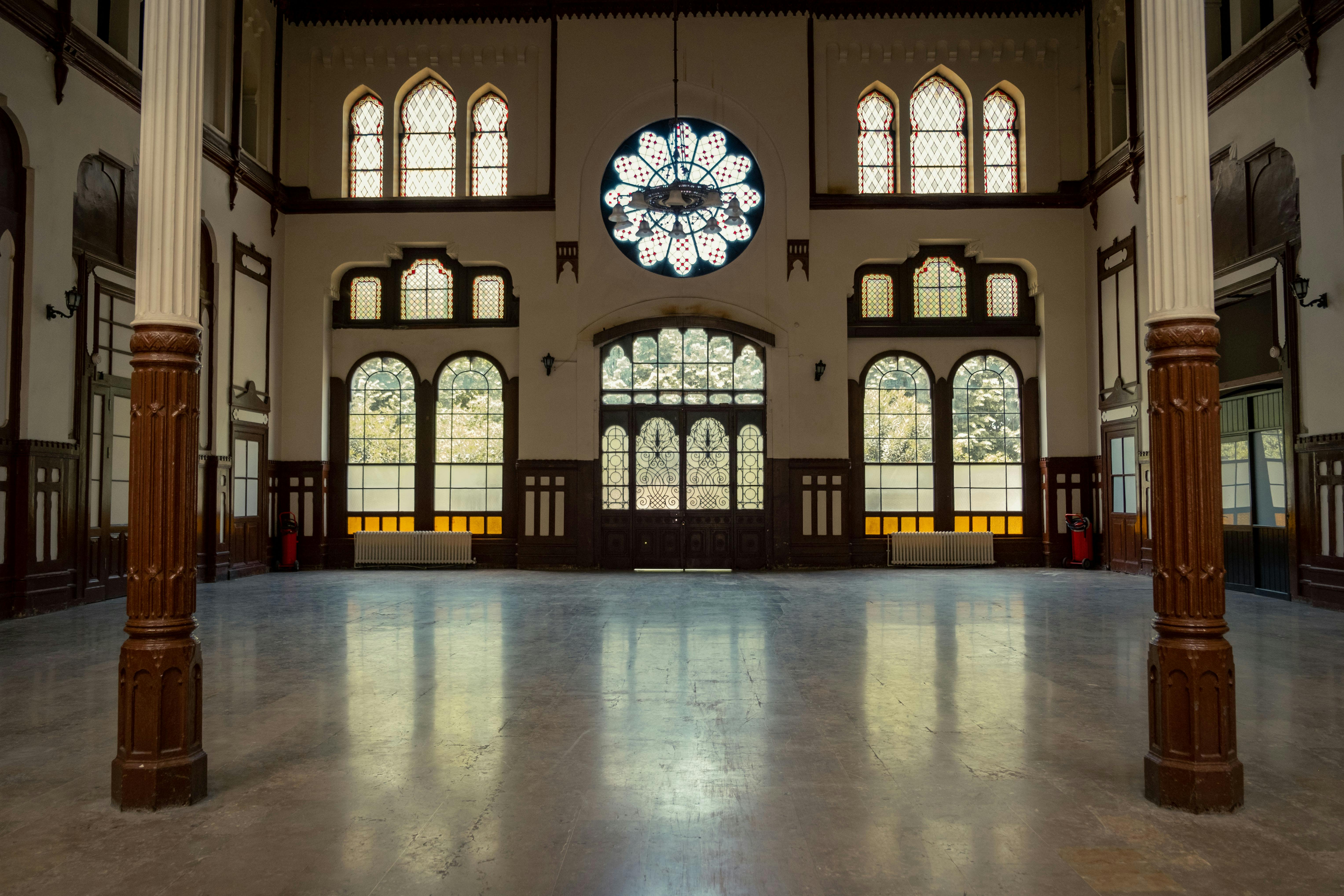 Floors That Directed Crowds Without Signs