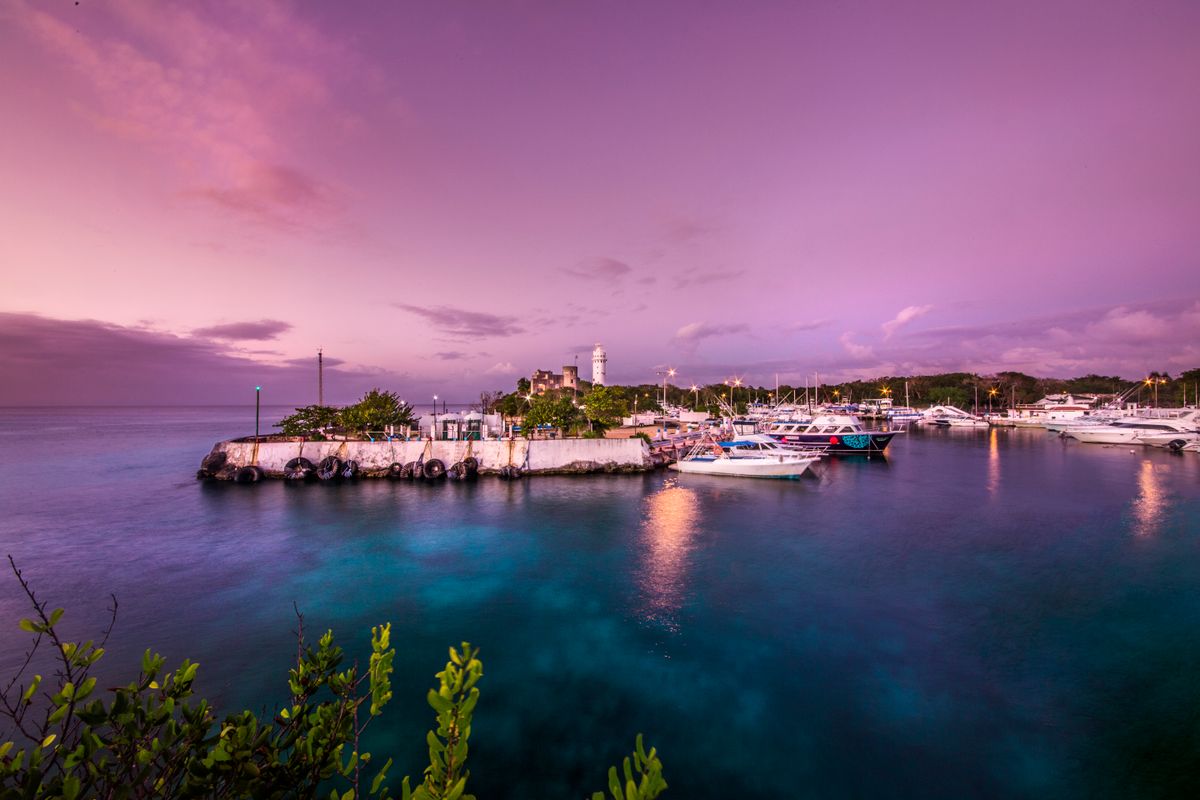 Puerto vibrante y sereno en San Miguel de Cozumel, México durante el atardecer con bo