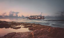 墨西哥科苏梅尔海岸日出时沉船的戏剧性景象