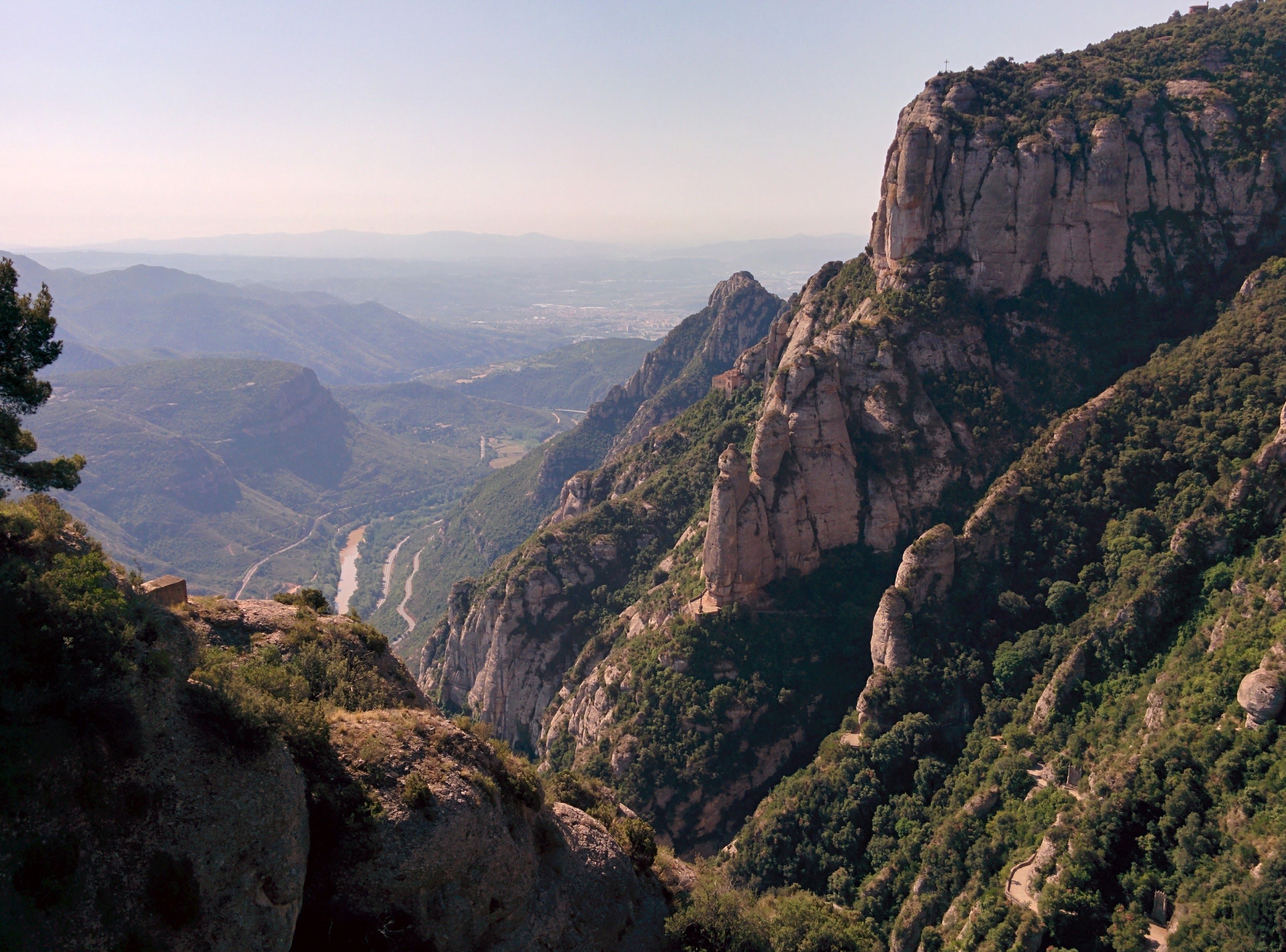 Day Trip Barcelona ke Montserrat: Menaklukkan Gunung, Biara, dan Hiking Sant Jeroni