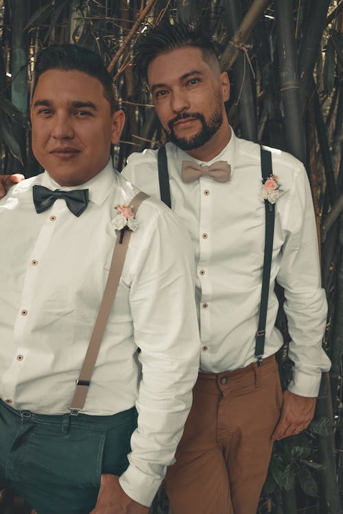 Hombre Vestido Con Camisa Blanca Al Lado De Otro Hombre