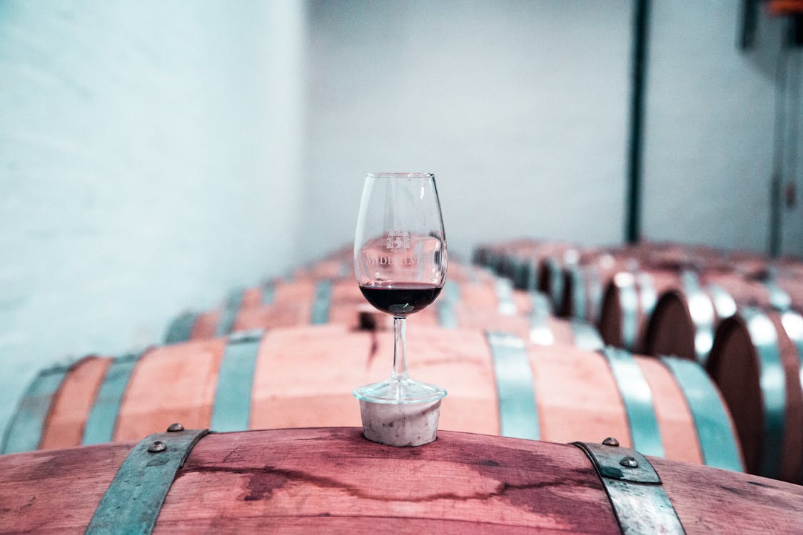 Foto Gelas Anggur Di Atas Barrel