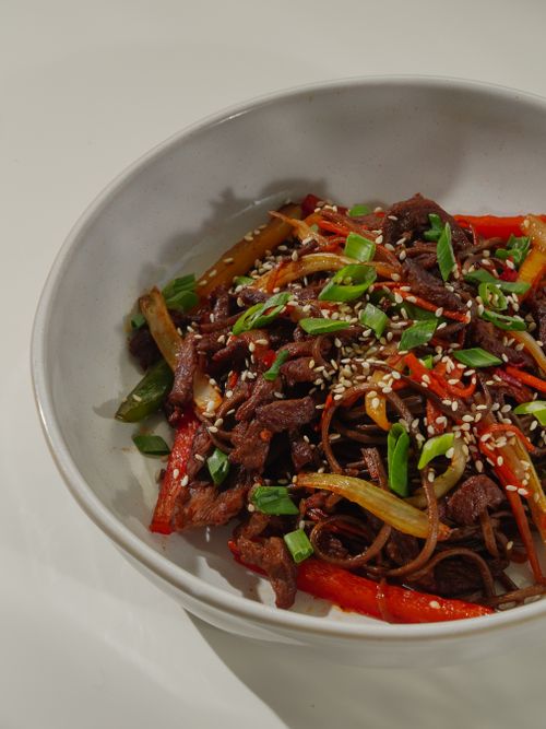 Free Close-up of a flavorful beef stir fry with vegetables and sesame seeds, perfect for dinner. Stock Photo