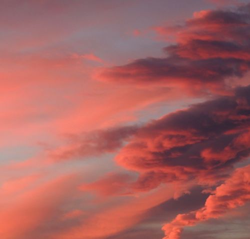 Free A beautiful cloudscape with pink and orange hues at sunset, creating a serene atmosphere. Stock Photo