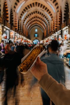 Vibrant İstanbul market scene with grilled corn and arched architecture.