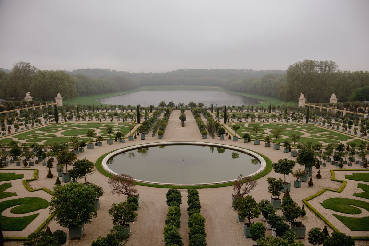 Gradinile de la Versailles in ceata de dimineata