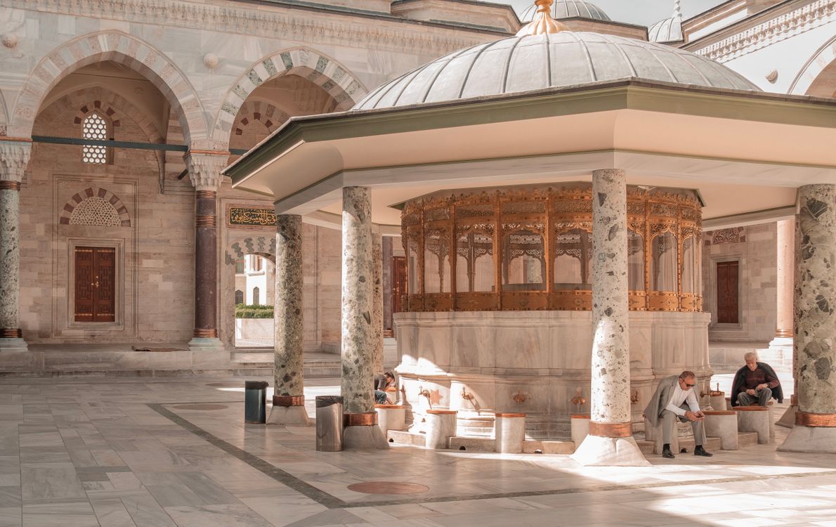 Fontaine d'ablution dans une mosquée — purification islamique et hygiène avant la prière