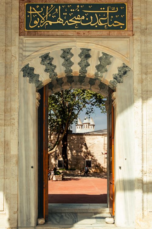 Free A beautiful Ottoman archway leading to the courtyard of Topkapi Palace in Istanbul, Türkiye. Stock Photo