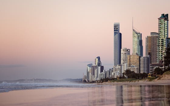 黄昏时分，现代摩天大楼矗立在黄金海岸的海滩上，勾勒出壮丽的天际线