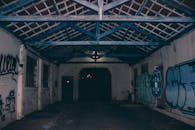 这座令人毛骨悚然的黑暗废弃仓库内部，布满了色彩缤纷的涂鸦艺术