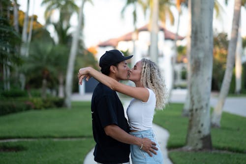 Foto profissional grátis de afetuoso, amoroso, beijando