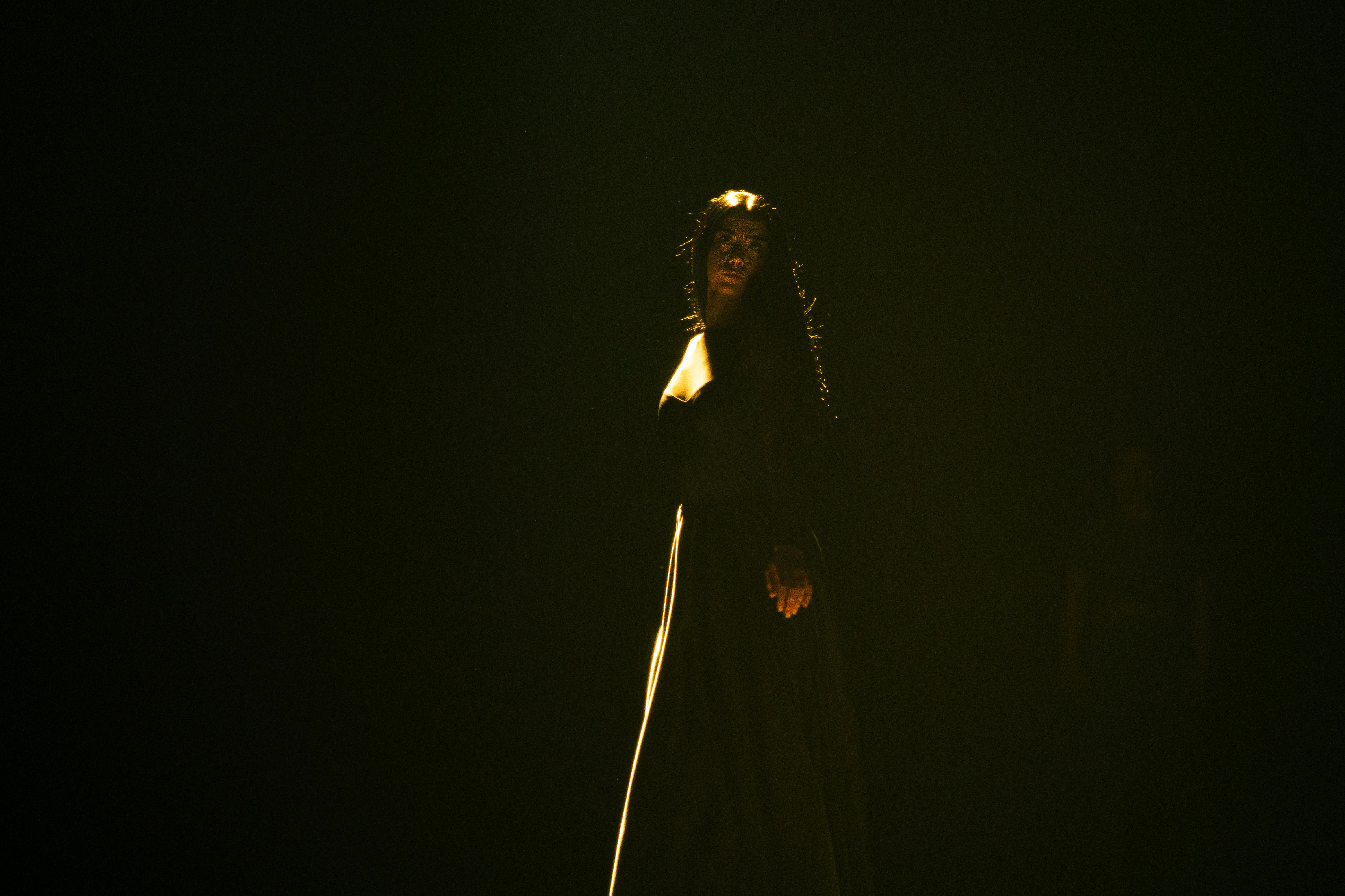 bezplatná Základová fotografie zdarma na téma černé šaty, divadelní, dramatická póza Základová fotografie