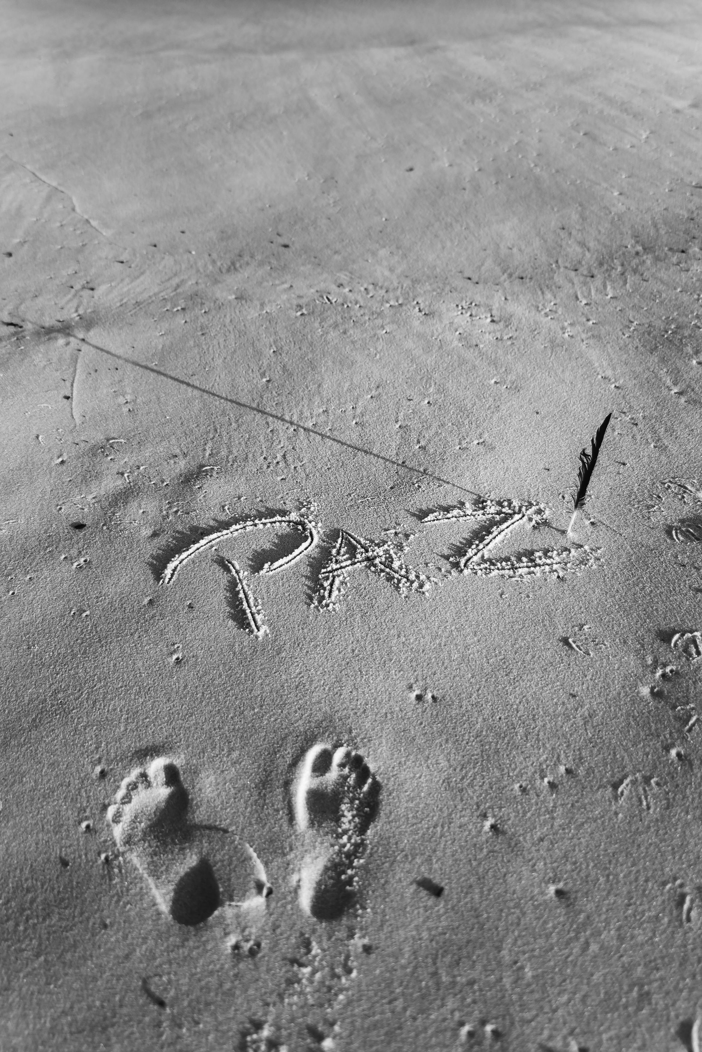 Gratuit Text De Pace și Amprente Pe Plajă Fotografie de stoc