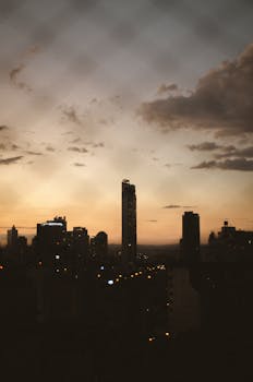 日落时分，橙色天空映衬着摩天大楼的轮廓，城市天际线令人惊叹