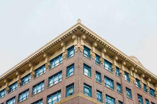 Bangunan Beton Coklat Dengan Jendela Dicat Biru