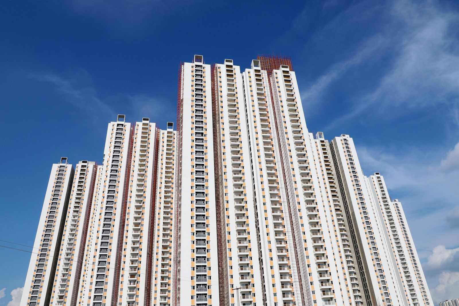 Fachada de edificio residencial moderno de gran altura