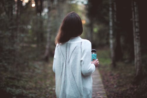 Mujer Sosteniendo Vaso En Camino