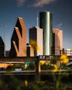 在日落时分捕捉休斯顿市中心的天际线，展现现代建筑风貌
