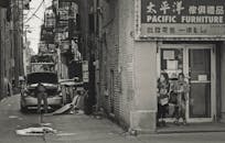 黑白照片捕捉了芝加哥唐人街小巷的城市生活