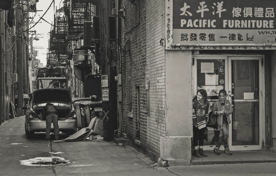 黑白照片捕捉了芝加哥唐人街小巷的城市生活
