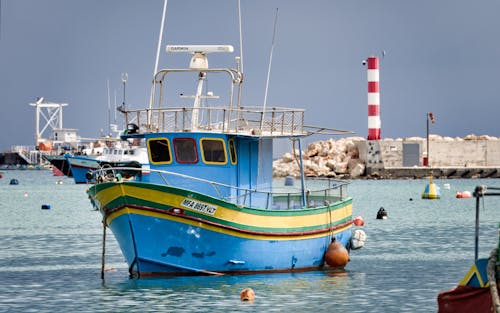 Barco Colorido En El Puerto De Marsaxlokk