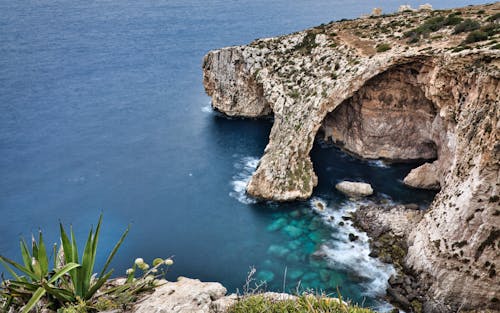 マルタのランドマーク、青の洞窟