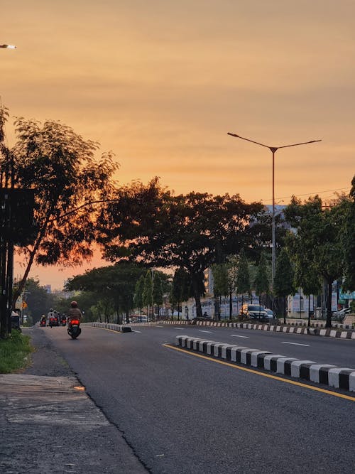 Suasana jalan di sore hari