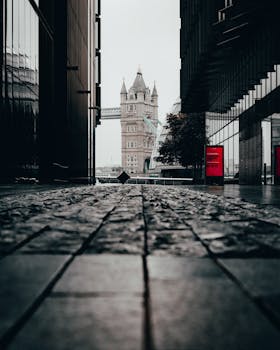 从伦敦的鹅卵石小路上，可以戏剧性地透视塔桥