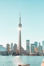 在阳光明媚的日子里，可以欣赏到加拿大国家电视塔和多伦多标志性天际线的壮丽景色