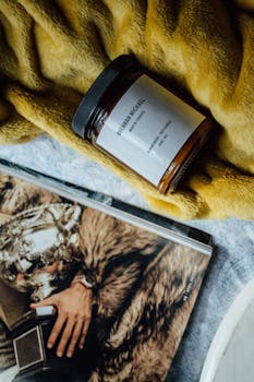 扁平布局的时尚杂志、玻璃罐和纹理面料，营造出舒适的生活灵感