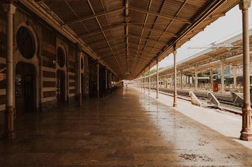 Darmowe zdjęcie z galerii z architektura, drewno, dworzec kolejowy