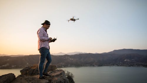 Uomo Che Vola Un Drone