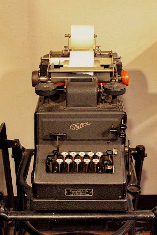 Безкоштовне стокове фото на тему «друкарська машинка, клавіатура, класична друкарська машинка»