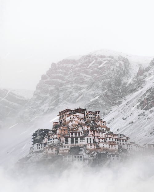 Landschapsfoto Van Een Dorp Bij Een Besneeuwde Berg