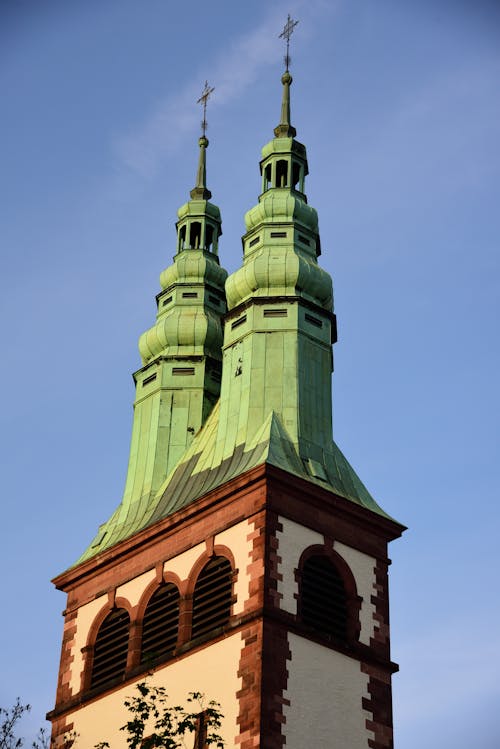 Kostenloses Stock Foto zu blauer himmel, glockenturm, kirche