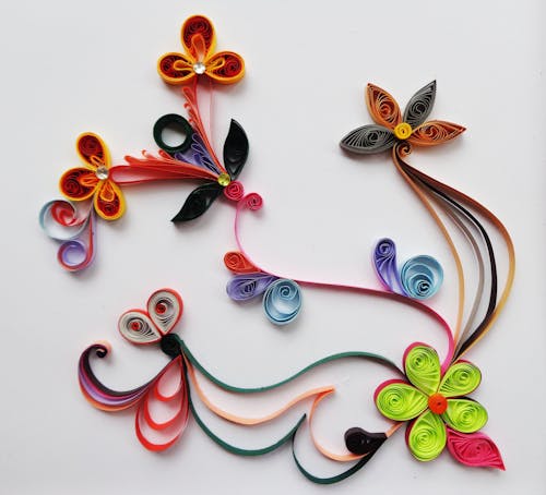 色とりどりの花の紙のキルトの装飾