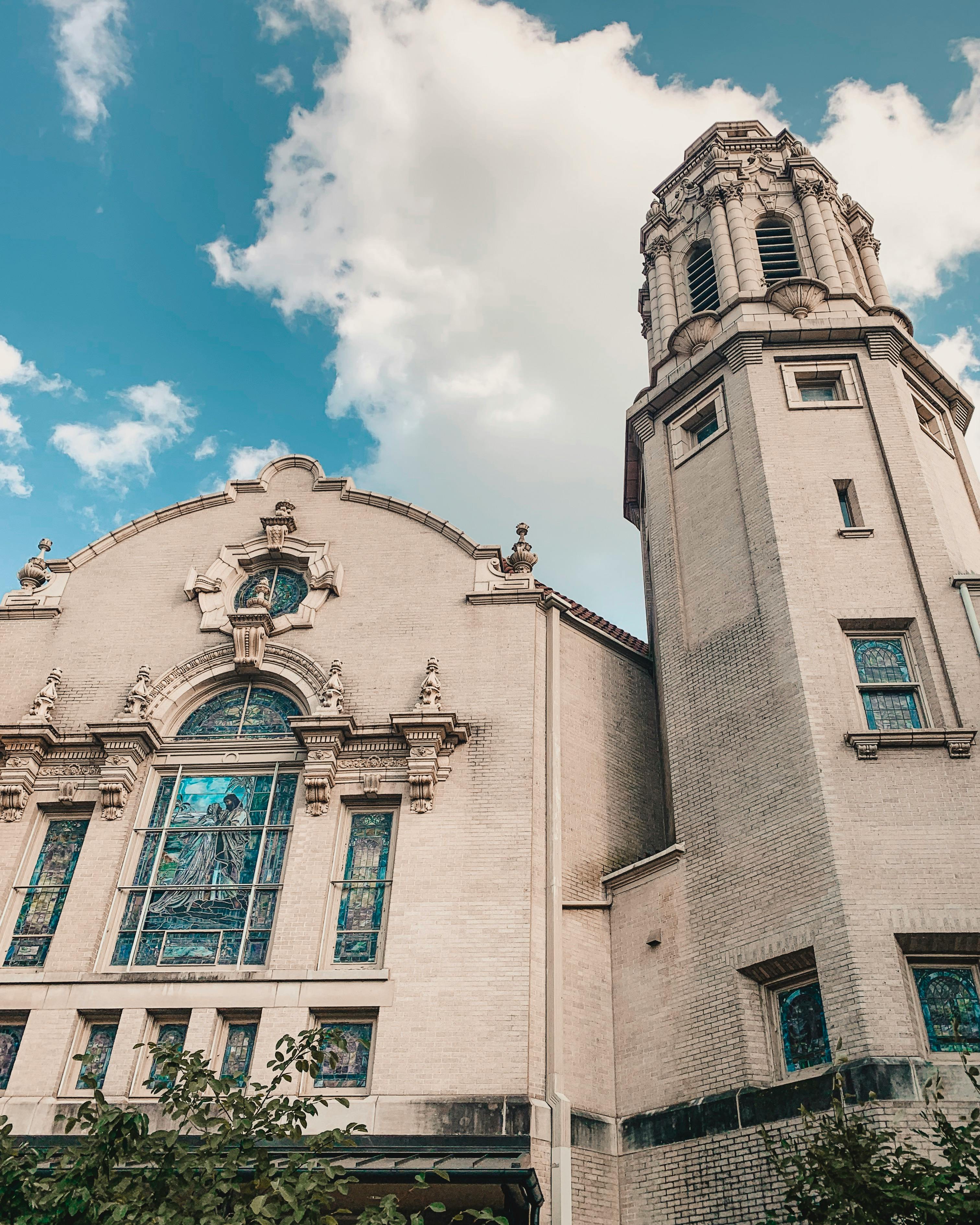 Église Blanche Avec Des Plantes · Photo gratuite
