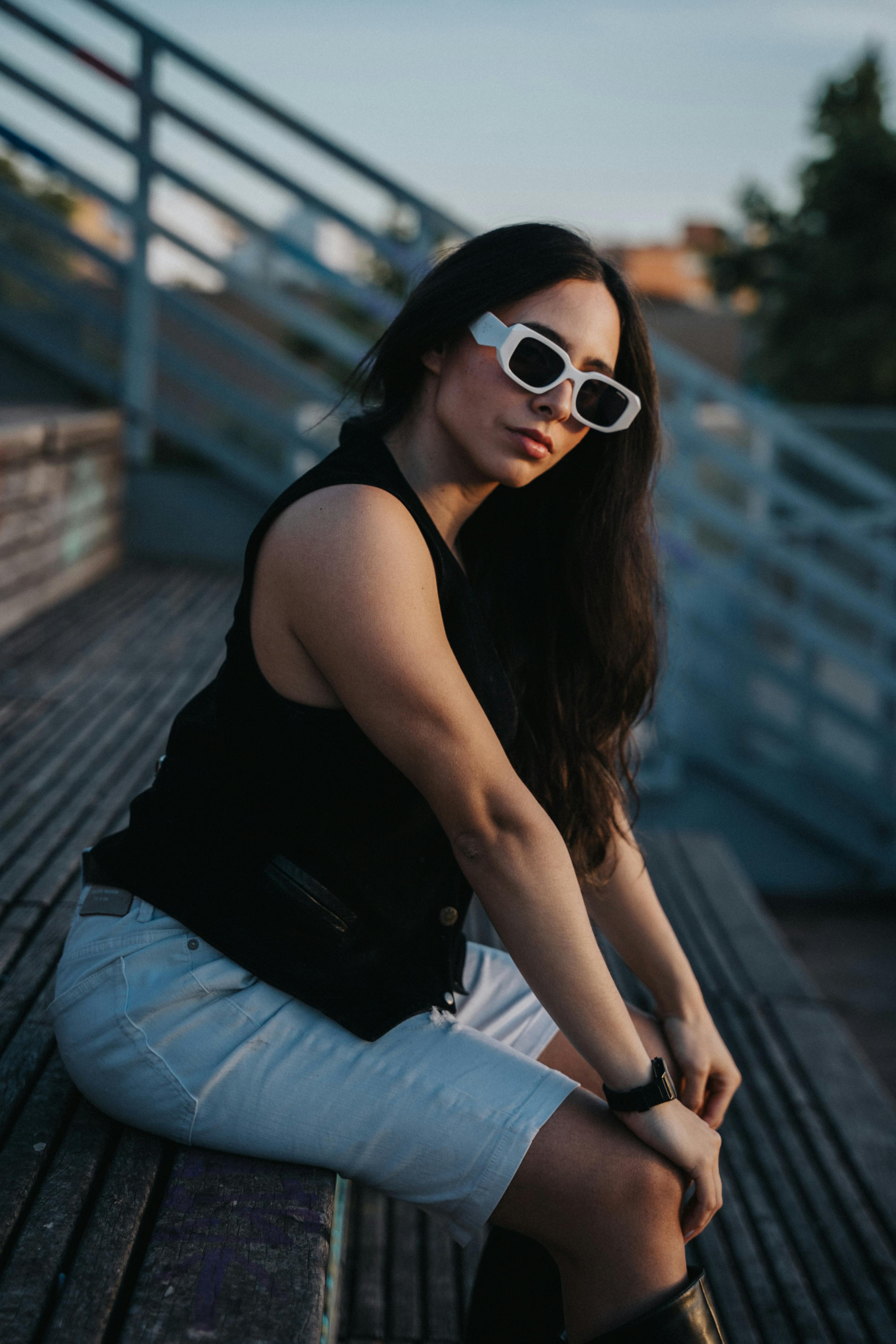 bezplatná Základová fotografie zdarma na téma @ venku, bílé šortky, brunetka Základová fotografie