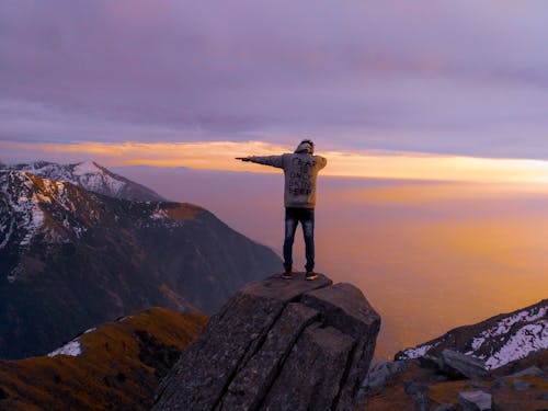 Man Op Een Klif Tijdens Zonsondergang