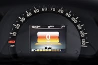 特写镜头展示了豪华汽车的仪表板，配有数字速度计和时尚的设计特点