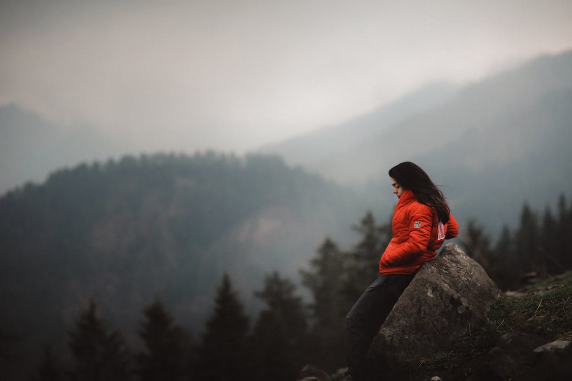 Foto Della Donna Che Si Appoggia Sul Masso